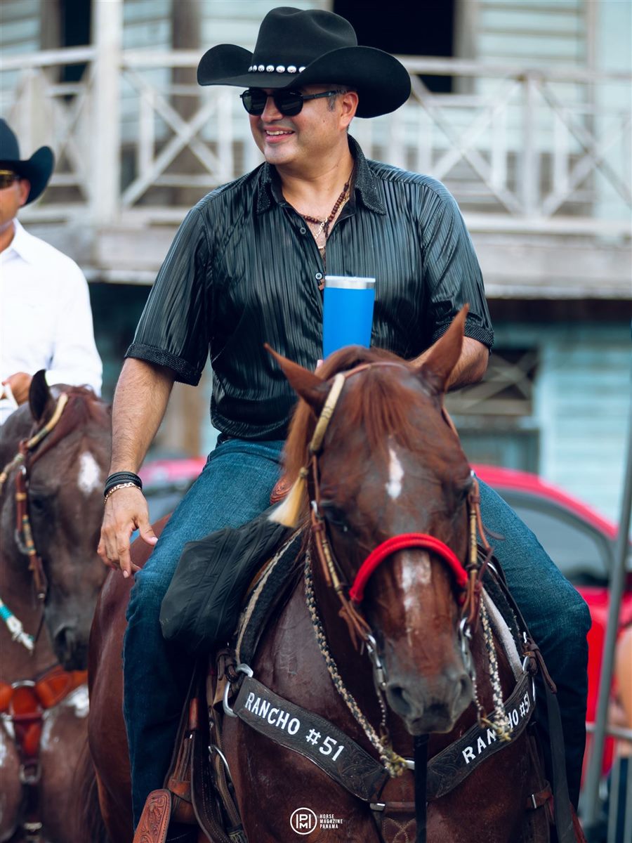 Jhonathan Chávez a caballo, sombrero negro, Horse Magazine Panamá