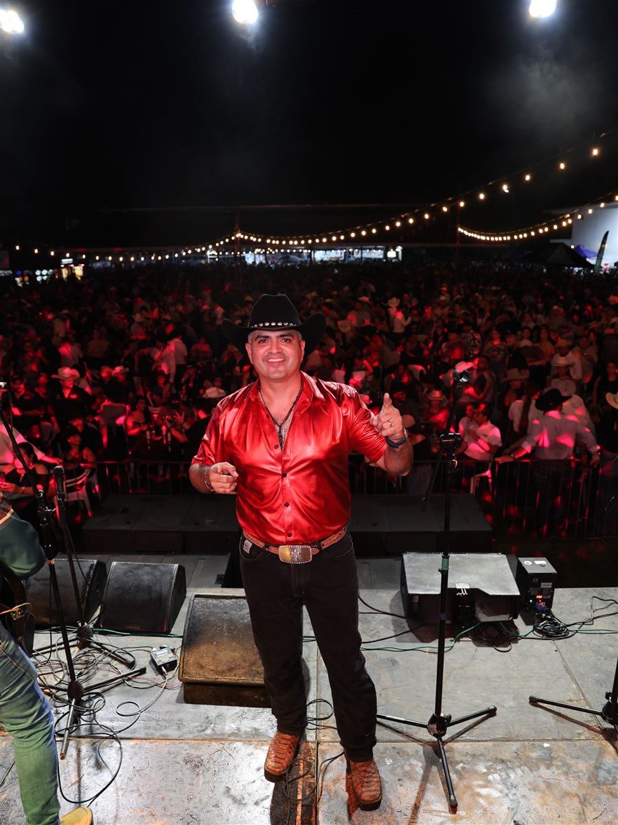 Jhonathan Chávez en tarima con camisa roja